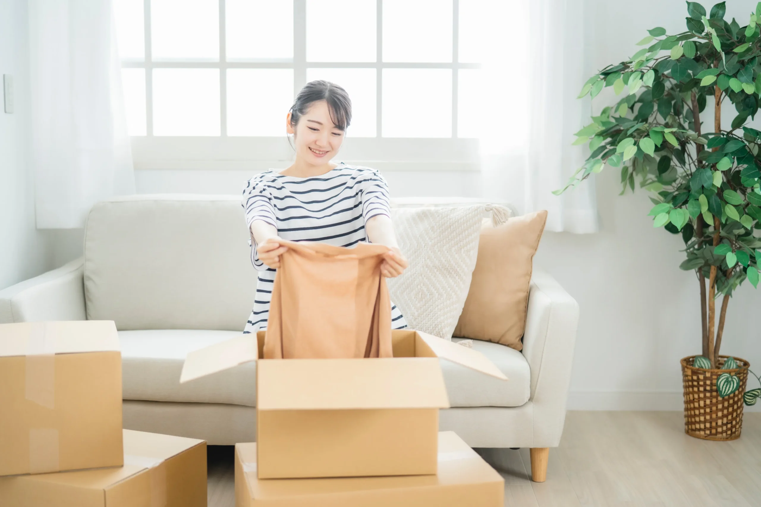 片付け中の女性のイメージ